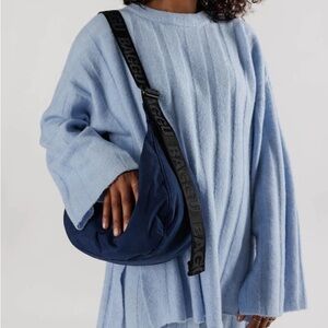 BAGGU MEDIUM NYLON CRESCENT BAG IN COLOR NAVY. NWOT. THIS IS NOT MARINE BLUE.